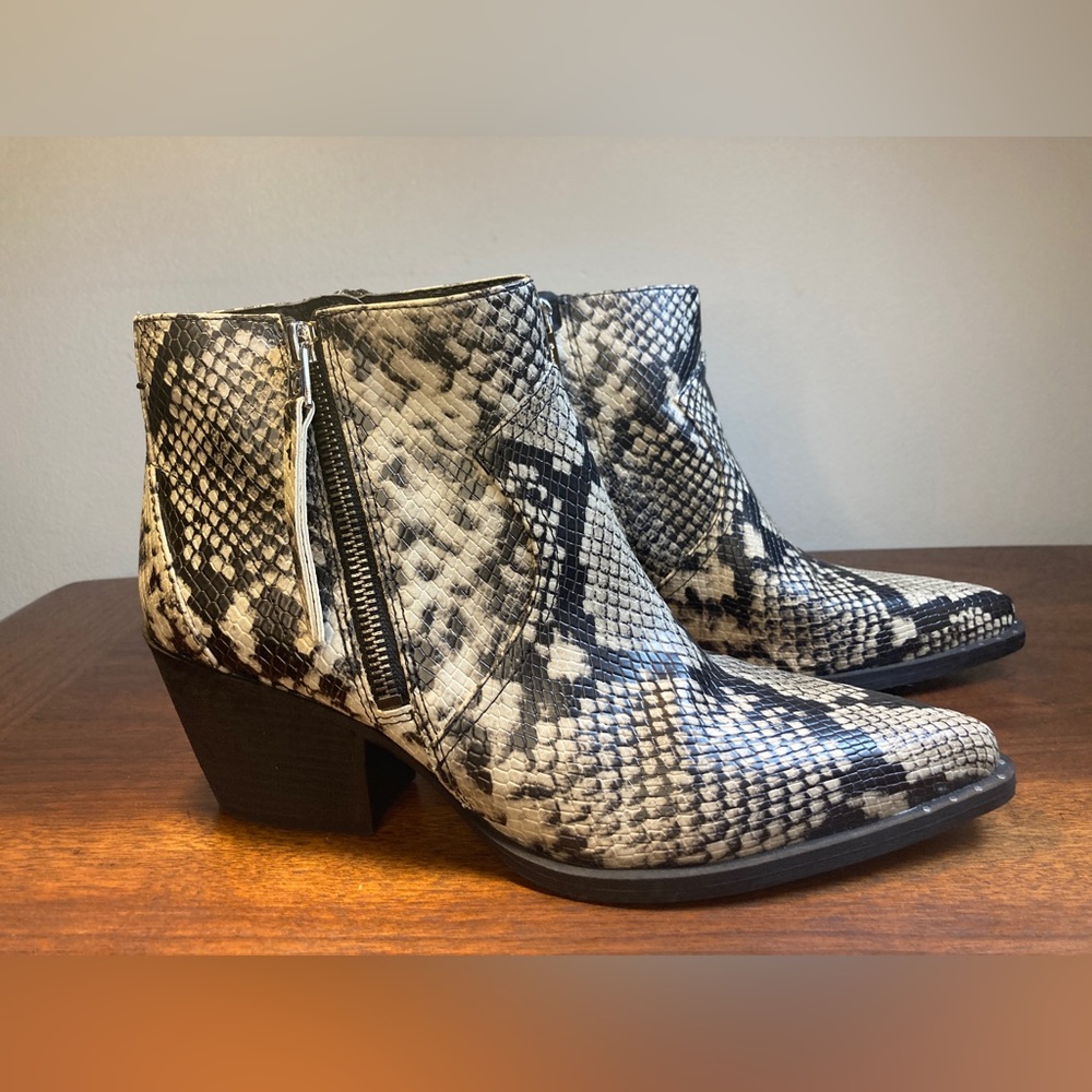 Circus by Sam Edelman Whistler Snake Western Zip Ankle Boots size 9